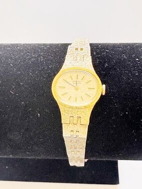 Seiko Quartz Women’s Watch Gold Tone Bracelet Small 17mm Running